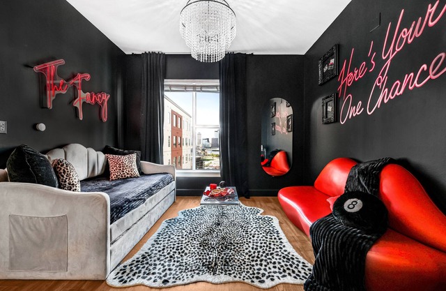 The Fancy – Downtown Views, Pool + Gym, Prime Nashville spot, walk to Broadway