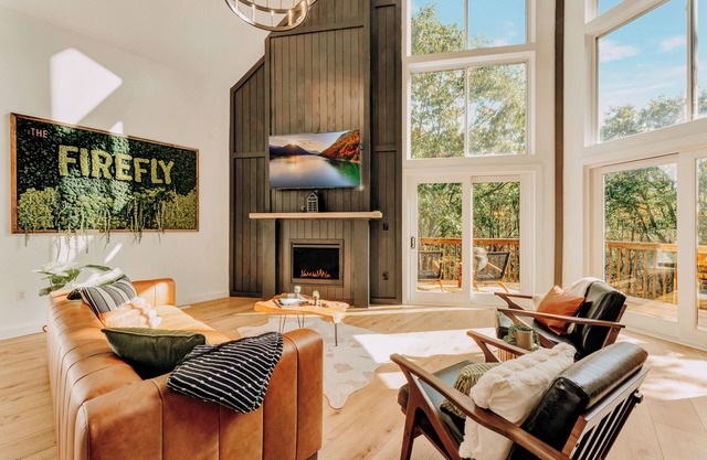 The Firefly: Chic Design Retreat with 3 Spacious Living Rooms, Cozy Firepit & Hot Tub