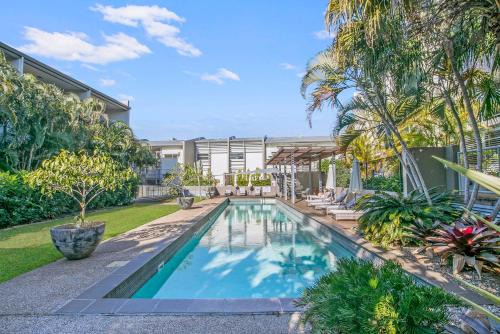 The Fish Bowl Vibrant Riverside Escape with Pool