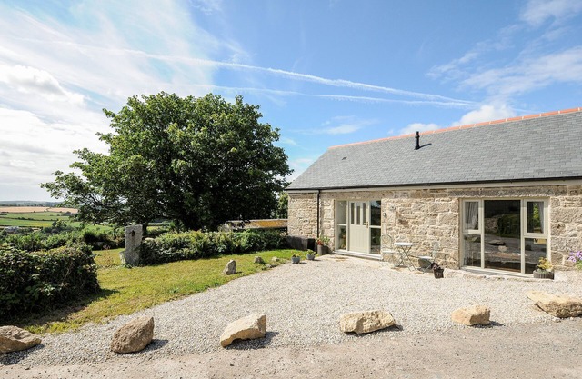 THE FORGE, pet friendly, luxury holiday cottage in Mawnan Smith