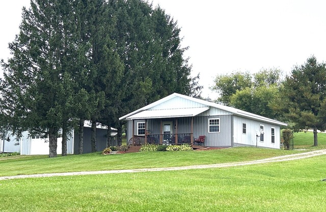 The Fox Den Guesthouse, enjoy beautiful WI countryside yet just 3 miles to I94!