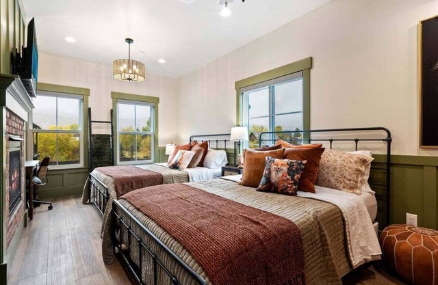 The Fox Room - Newly Built Downtown Midway Loft