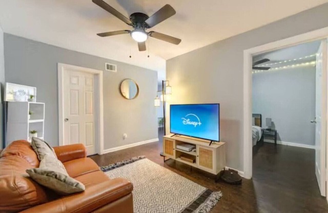 The Funky 2 bed 1 bath apartment near Downtown