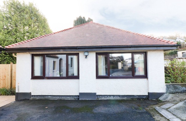 THE GARDEN FLAT, pet friendly, with a garden in Saundersfoot