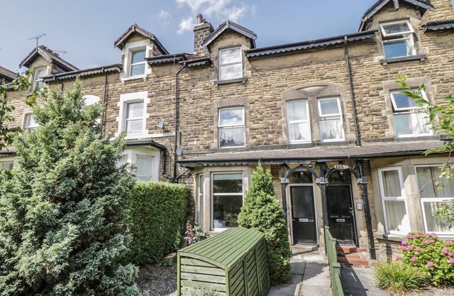 THE GARDEN FLAT, pet friendly, character holiday cottage in Harrogate