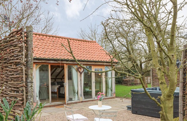 THE GARDEN ROOM, family friendly, with hot tub in Southwell