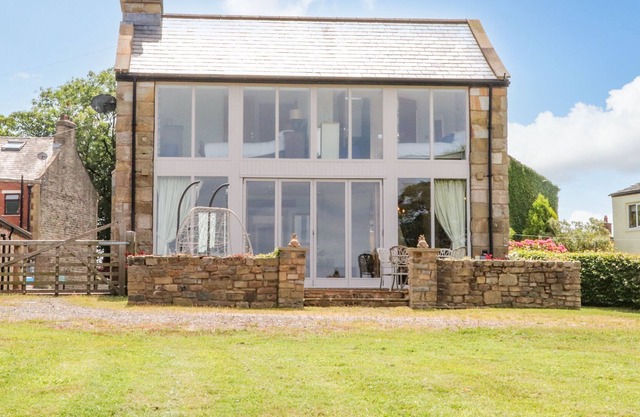 THE GLASS HOUSE, pet friendly, with a garden in Mellor, Lancashire