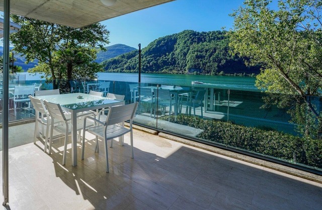 The Glass House & SPA Swisshomebnb