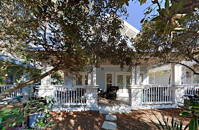 The Good Life-Top Ratings, Big Pool, Covered Porch, 5 Min Walk to Beach, 4 Bikes