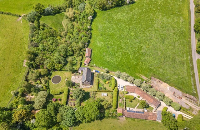 THE GRANARY, pet friendly, character holiday cottage in Mosterton