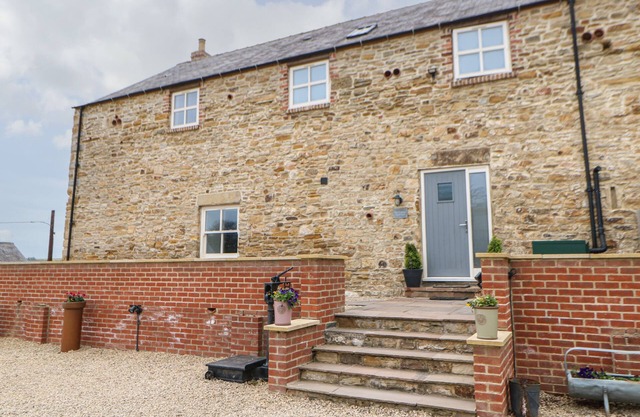 THE GRANARY, pet friendly, with hot tub in Durham
