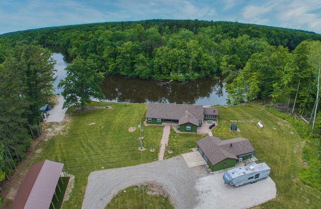 The Grand Riverhouse & Bunkhouse