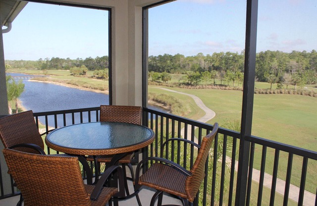 The greatest view in Heritage Bay and top Floor!