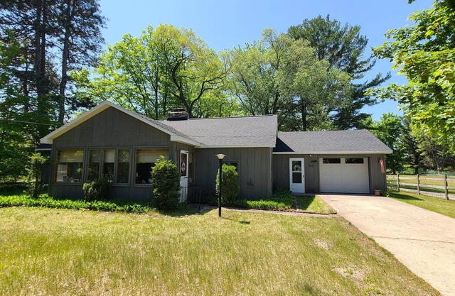 THE GREY HAVENS: Cozy Cottage w/Private Torch Lake Frontage