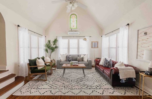 The Halcyon- a Cozy 2BR Tudor in Crestwood-Sleeps 6!