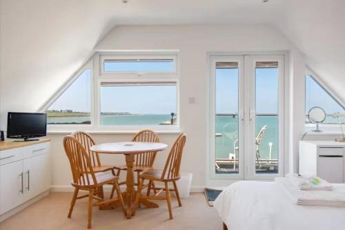 The Hamptons - Entire Seafront Property with Stunning Sunsets
