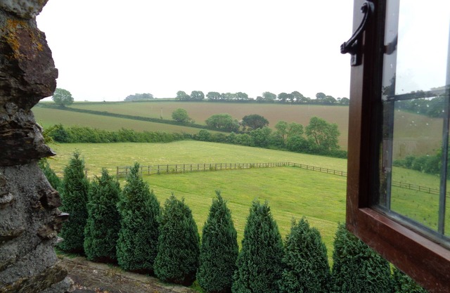 The Hayloft, 6 miles to Looe & dog friendly Seaton Beach, country retreat (1 BR)