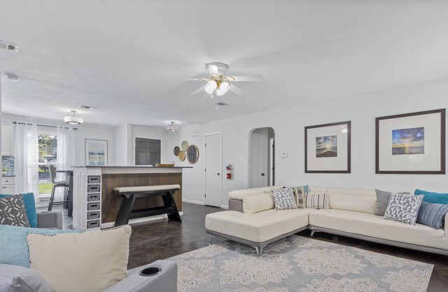 The Heron House. Gameroom. Minutes to the Beach and Downtown!!