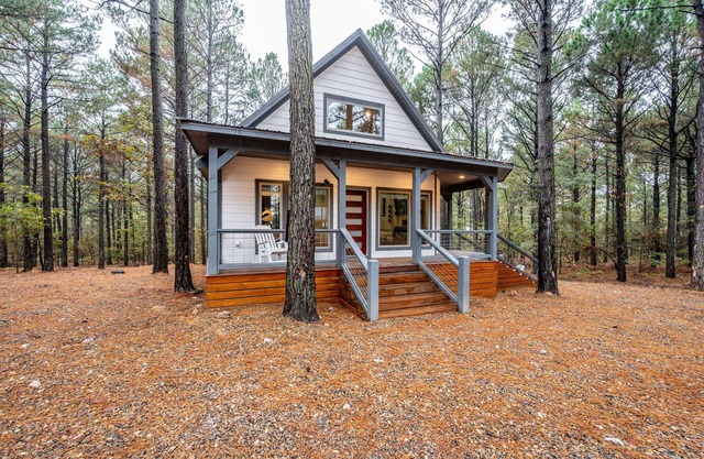 The Hiatus- Leave your troubles behind! 2 Bed/2 Bath modern farmhouse