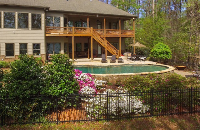 The Hidden Haven-LakeFront on Lanier, Pool, Dock!