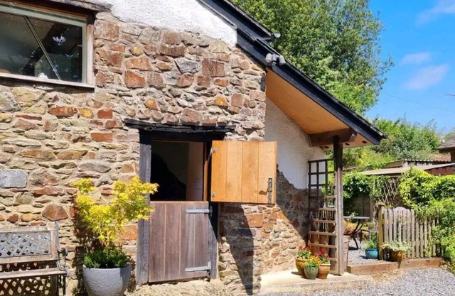 The Hide at Lemons Farm - cosy cottage with garden in beautiful North Devon