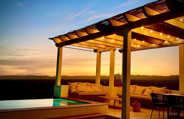 The Hideaway Loft @ New Seaside Villa w/Infinity Pool, Heated Spa, Beach & Surf