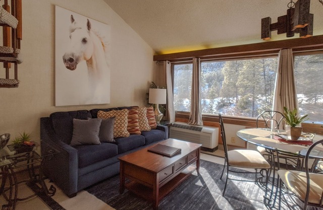 The Hideout (#314) | 10 min to Ski, AC, Golf, Pool, HotTub, Pickleball