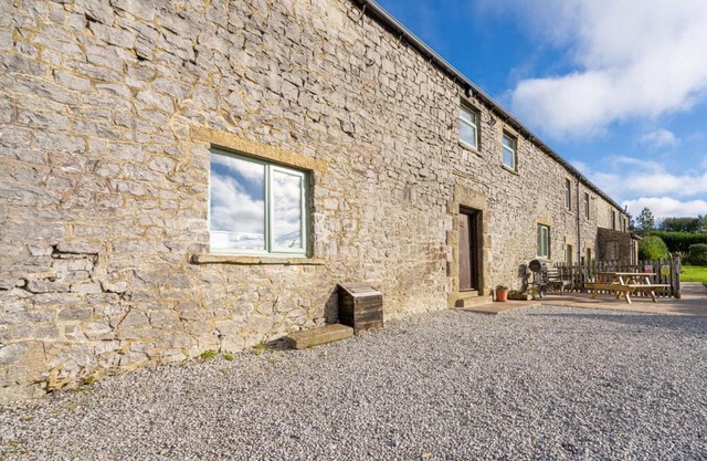The Holmes Barn - Sleeps 16 - Pet friendly