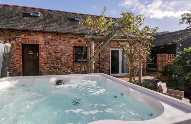 THE HOLT, pet friendly, with hot tub in Sidford