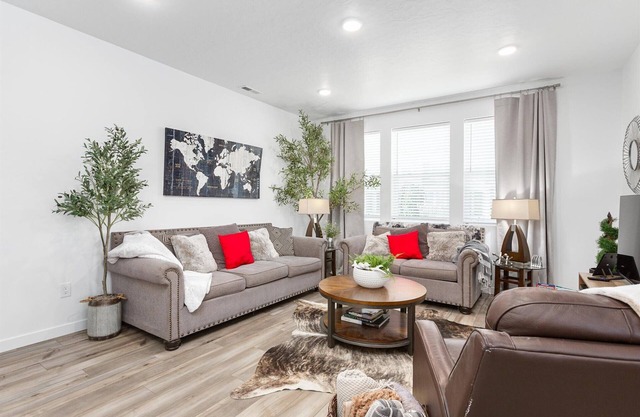 The "Honor" New 4-bdrm townhome in Eagle w/2 King Beds Pool, WiFi, 2 car Garage