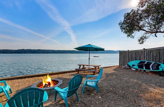 The Horizon on Hood Canal – Luxury Waterfront Beach House with Hot Tub & Firepit