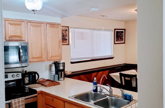 The House In Great Neighborhood, Walking Distance To Park, Dinning and Beach.