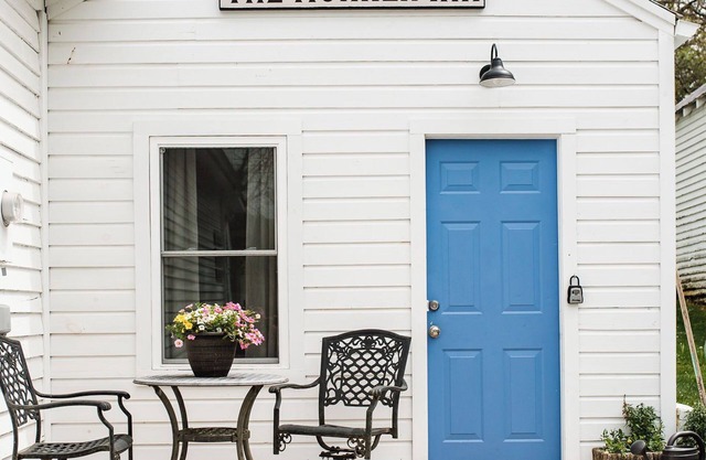 The Hunker Inn- Charming apartment in a historic building in Sinks Grove