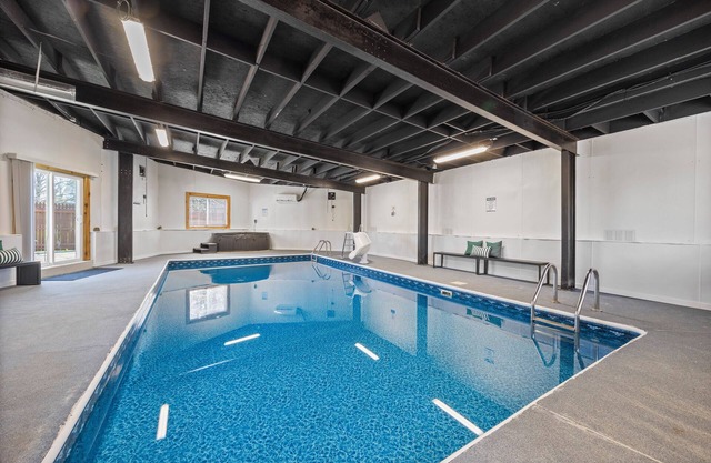 The Indoor Oasis- Indoor Heated Pool Near Cedar Point & Sandusky