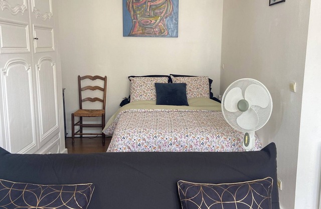 The Jean Jaurès offers you a 30 m2 apartment in a XVIth century building.