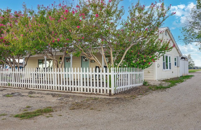 The Judy: Romantic Wine Trail Haven with Hot Tub