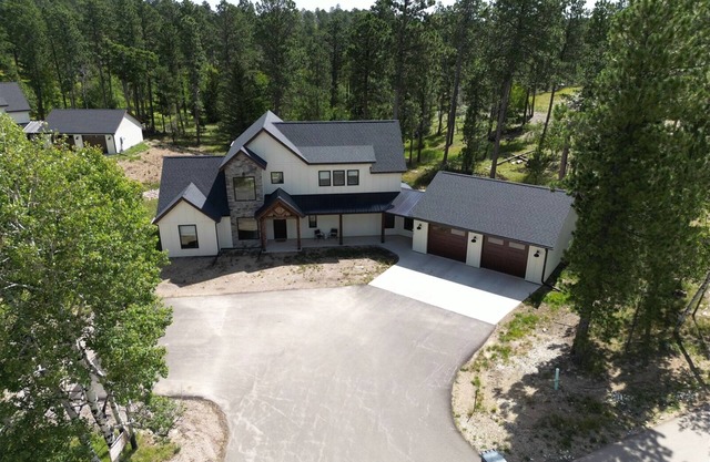 The Juniper - Hot tub, gas fire table, paved roads, ride to ATV trails