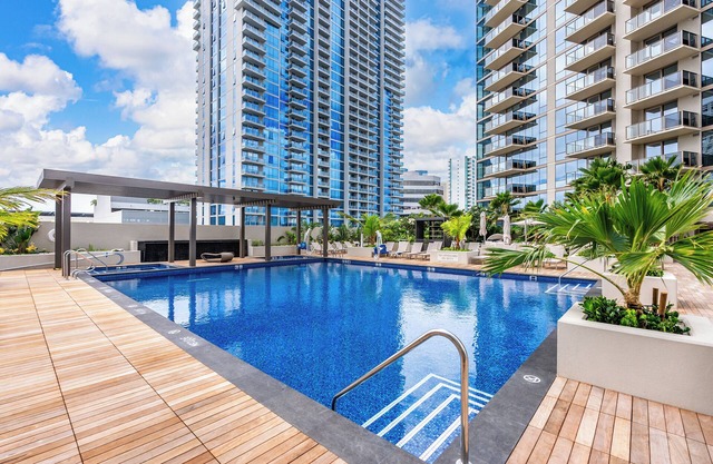 The Kapiolani Vista | Skyline Views, Pool, Gym | Walk to Beach & Ala Moana