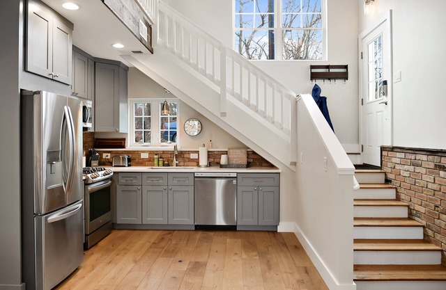 The Kroll House Loft - Location, Comfort, and Fun!