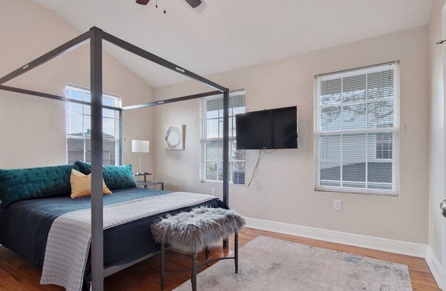 The Lair Uptown Tulane Hip Freret Area Brand New 1/2 mi to St Charles streetcar