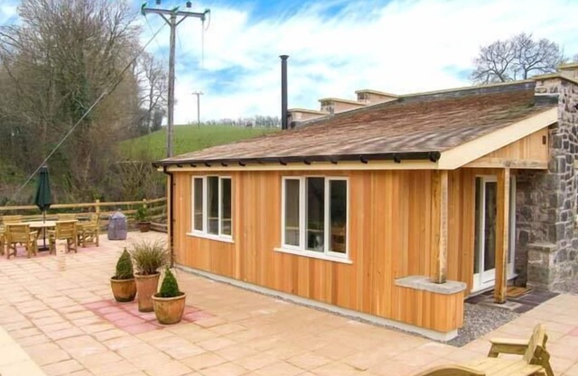 THE LAMBING SHED, pet friendly, luxury holiday cottage in Dyserth