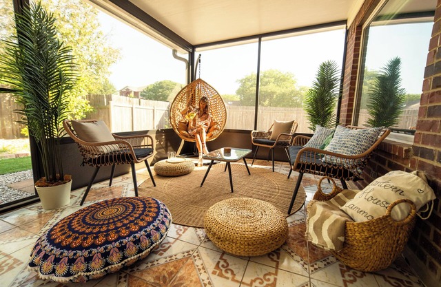 The Lantern House EXPERIENCE w/Hot Tub & Game Room in Pflugerville