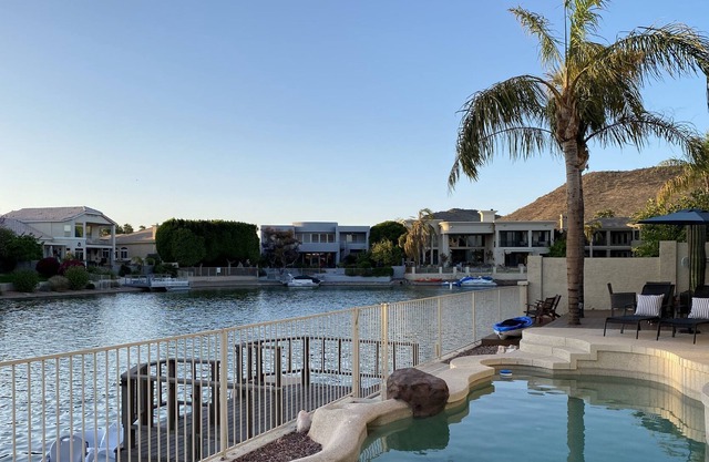 The Lazy Kayak, Lakefront Home with a Heated Pool, Kayak & Dock