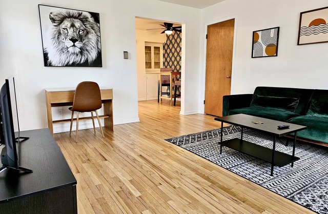 The 'Lion’s Den' Pet Friendly, 10 mins to UCMC, Perfect For Long Term Stays