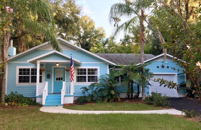 The Little Blue Bungalow, a Cozy 1940’ Schoolhouse, 5 min walk to Restaurants,