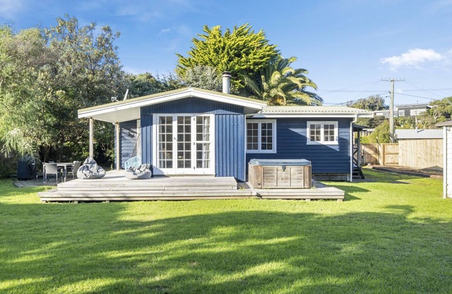 The Little Blue Bach - Waikanae Beach Holiday Home