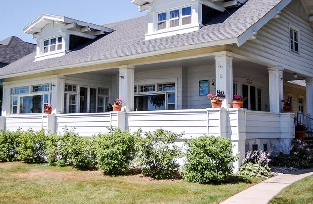 The Little Castle - 5 Beach - 3 Cottages - Private Waterfront, Walk to Town
