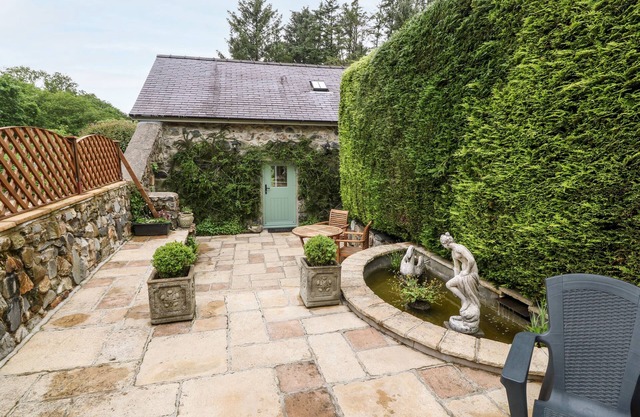THE LITTLE COACH HOUSE, pet friendly, with a garden in Garndolbenmaen