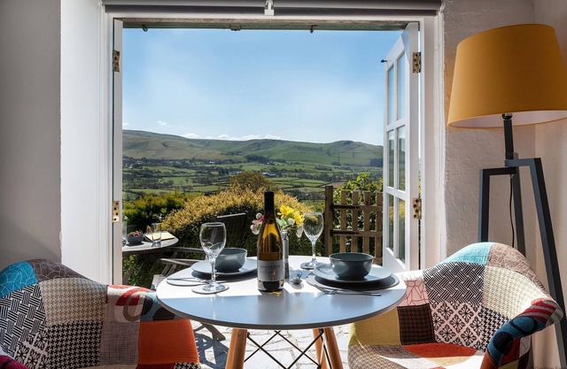 The Little Cottage - sleeps 2 guests in 1 bedroom