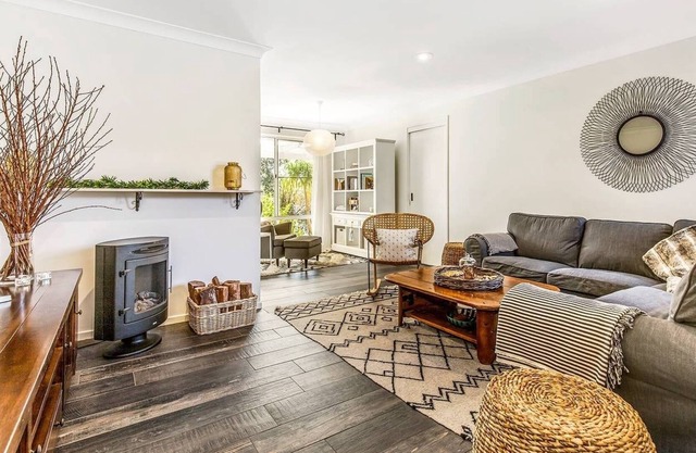 The Little Darling - Narrawallee Family Cottage